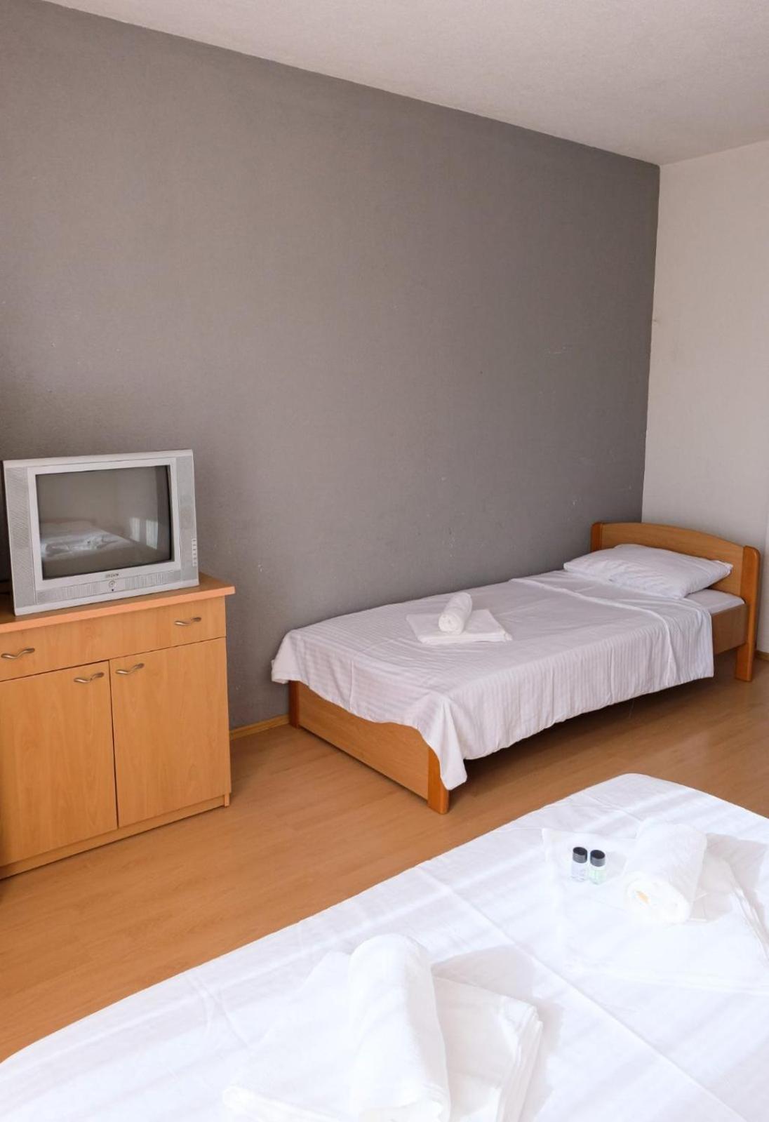 Hotel Ariston ストルガ エクステリア 写真