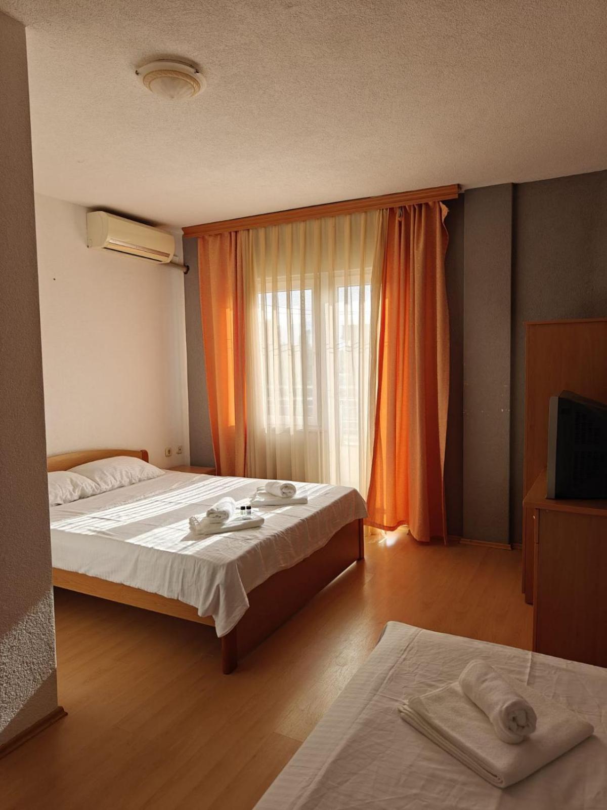 Hotel Ariston ストルガ エクステリア 写真