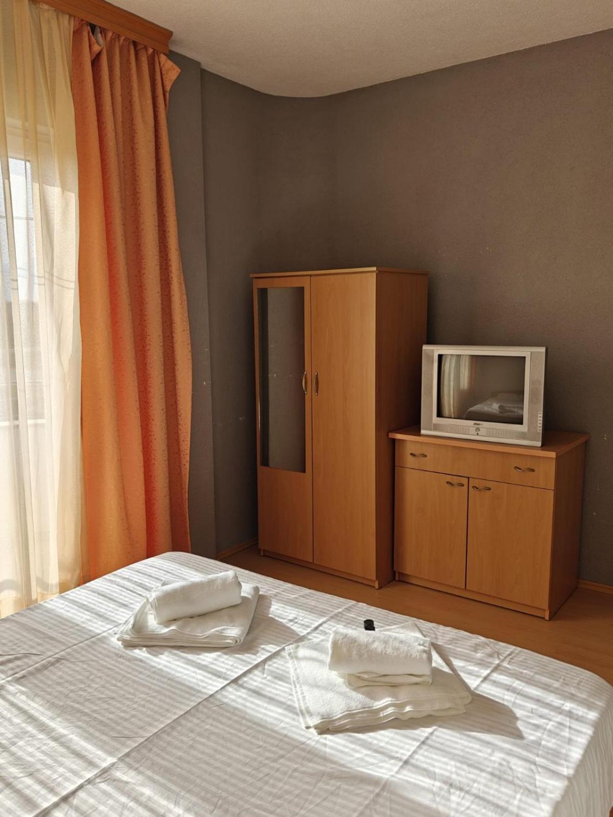 Hotel Ariston ストルガ エクステリア 写真