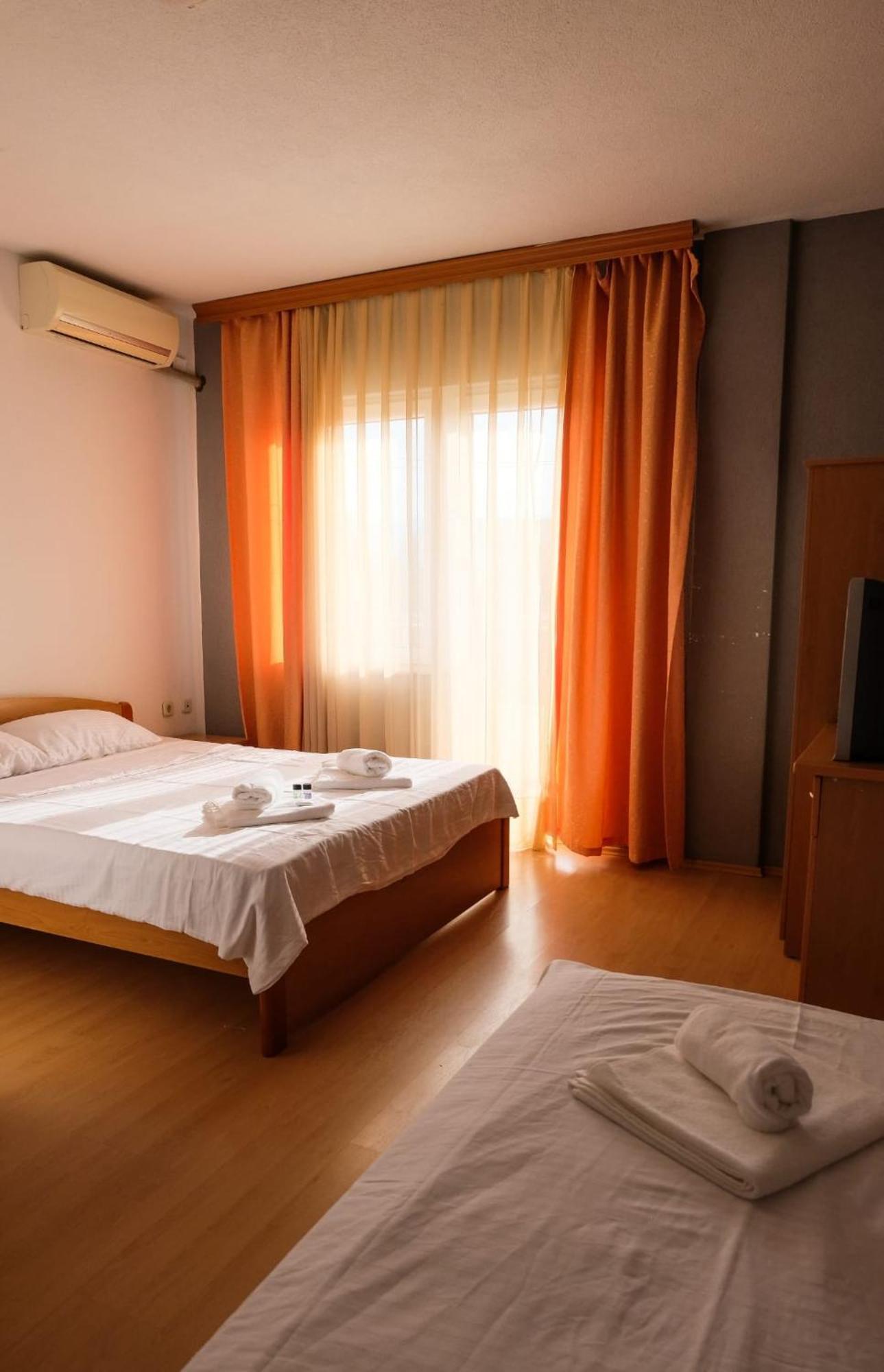 Hotel Ariston ストルガ エクステリア 写真