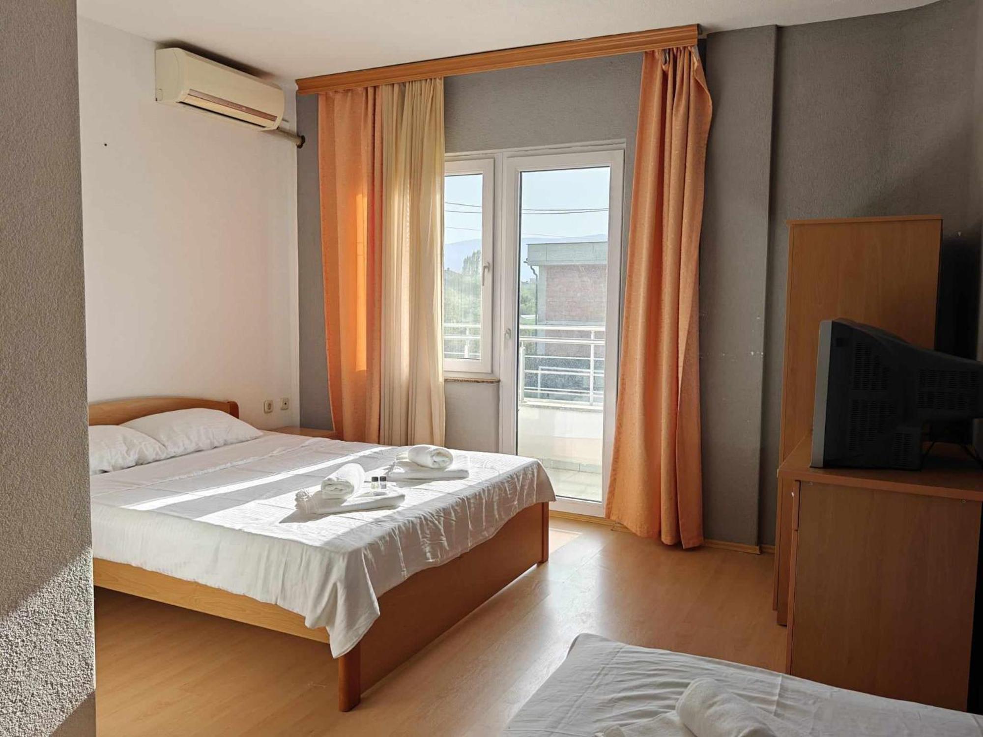 Hotel Ariston ストルガ エクステリア 写真